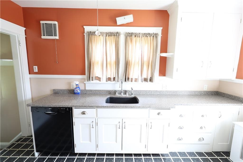 Single Family Residence at 43 Admiral Kalbfus Road, Newport, photo 11 of 21