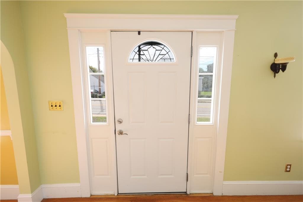 Single Family Residence at 43 Admiral Kalbfus Road, Newport, photo 4 of 21