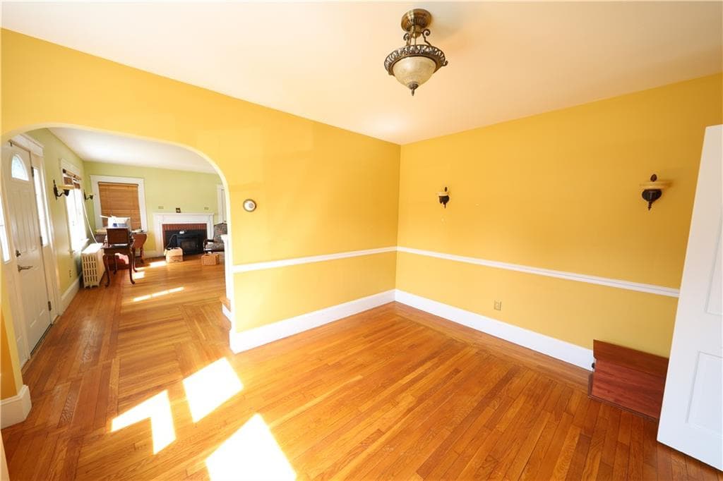 Single Family Residence at 43 Admiral Kalbfus Road, Newport, photo 8 of 21