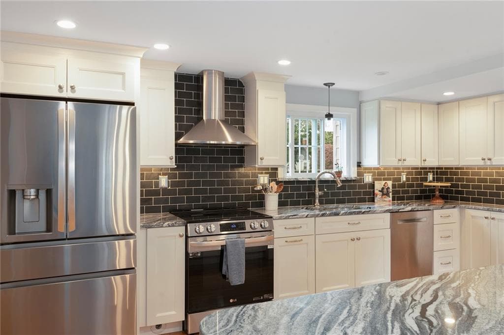Single Family Residence at 15 Elmsgate Way, East Providence, photo 7 of 37