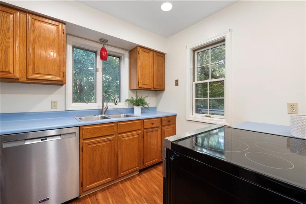 Condominium at 167 Winter Street, South Kingstown, photo 13 of 33