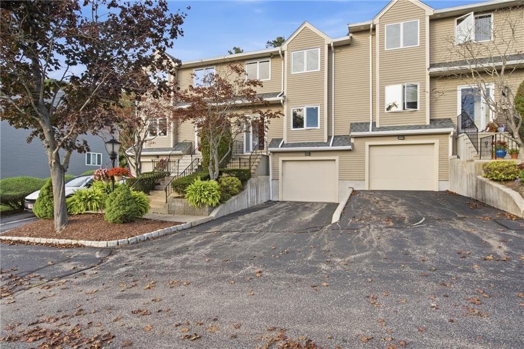 Condominium at 35 Waterview Drive UNIT B, Smithfield, photo 2 of 40