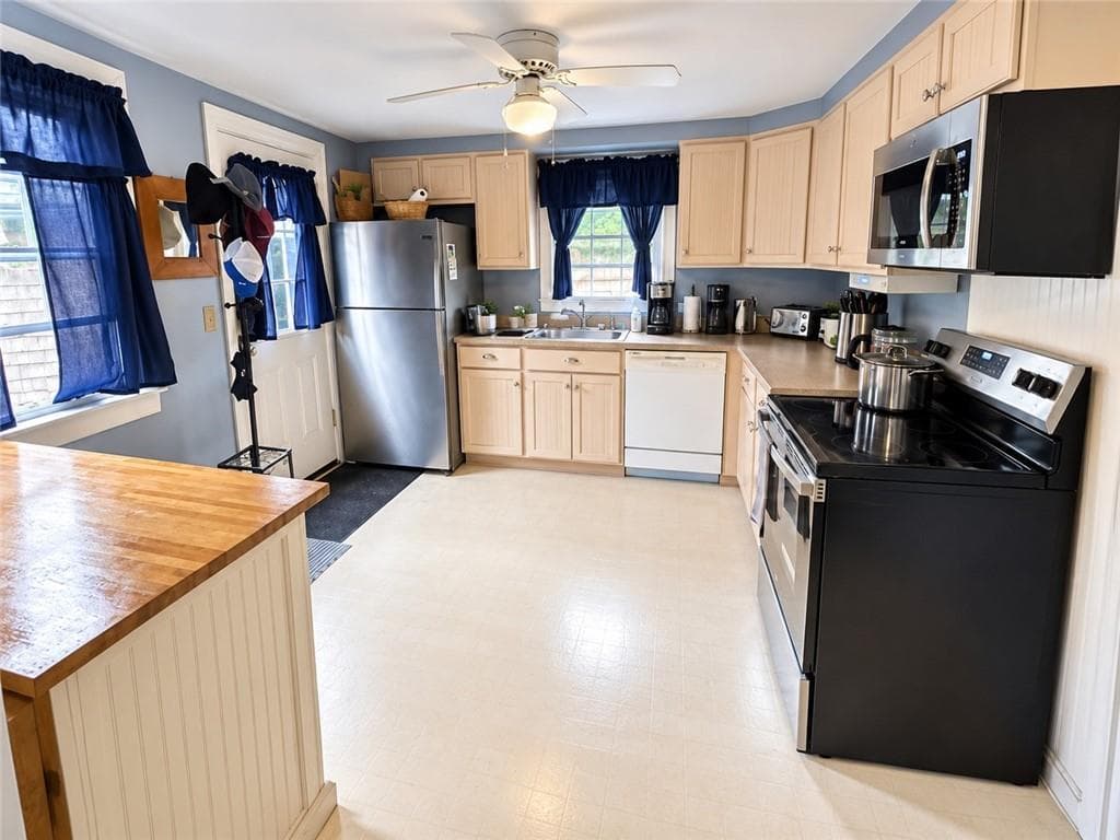Single Family Residence at 220 Sachem Road, North Kingstown, photo 6 of 20