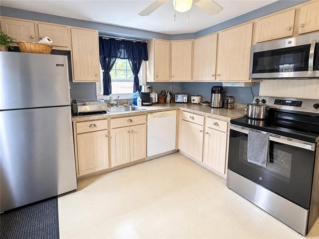 Single Family Residence at 220 Sachem Road, North Kingstown, photo 7 of 20