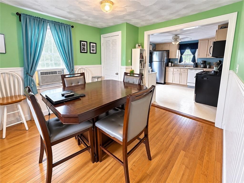 Single Family Residence at 220 Sachem Road, North Kingstown, photo 8 of 20
