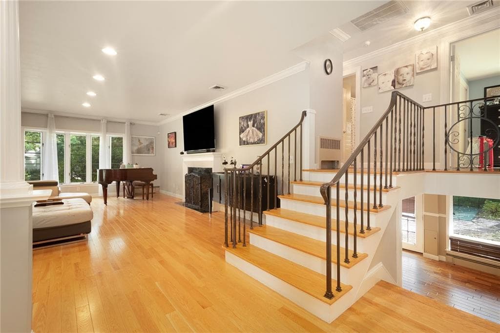 Single Family Residence at 101 Glen Ridge Road, Cranston, photo 2 of 35