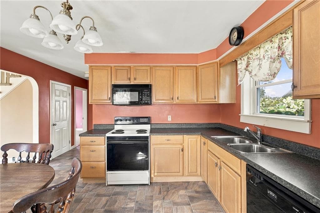 Single Family Residence at 136 Durfee Road, Tiverton, photo 12 of 39