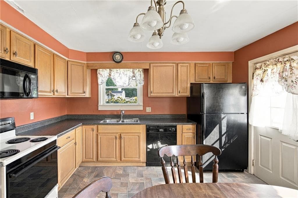 Single Family Residence at 136 Durfee Road, Tiverton, photo 10 of 39