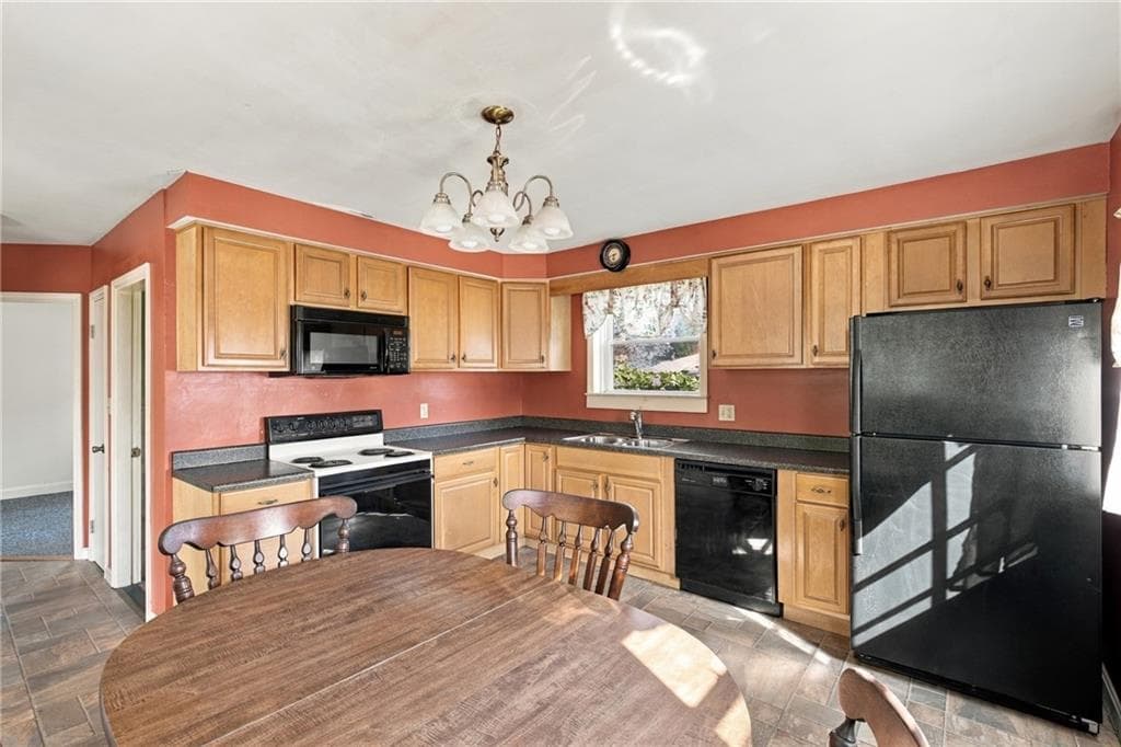 Single Family Residence at 136 Durfee Road, Tiverton, photo 11 of 39