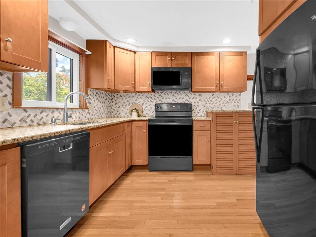 Single Family Residence at 133 Inman Avenue, Warwick, photo 13 of 31