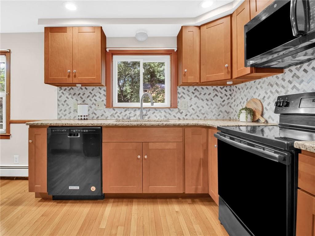 Single Family Residence at 133 Inman Avenue, Warwick, photo 12 of 31