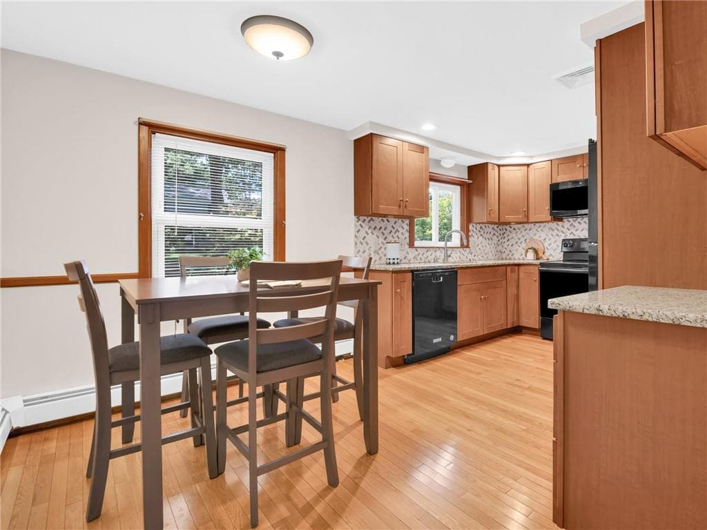 Single Family Residence at 133 Inman Avenue, Warwick, photo 10 of 31