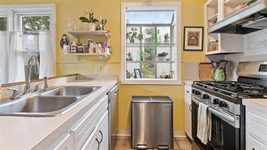 Single Family Residence at 26 Rutherglen Avenue, Providence, photo 7 of 31