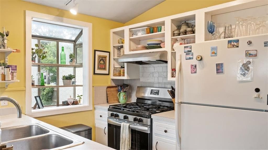 Single Family Residence at 26 Rutherglen Avenue, Providence, photo 8 of 31