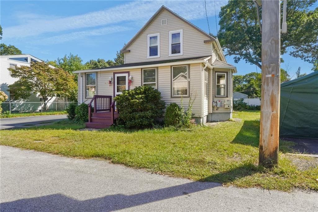 Single Family Residence at 70 Northup Street, Warwick, photo 6 of 29