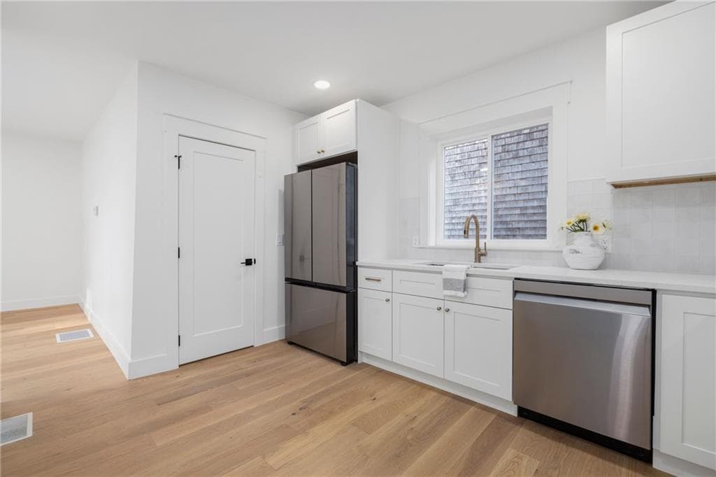 Condominium at 7 Sheffield Avenue UNIT A, Newport, photo 10 of 31