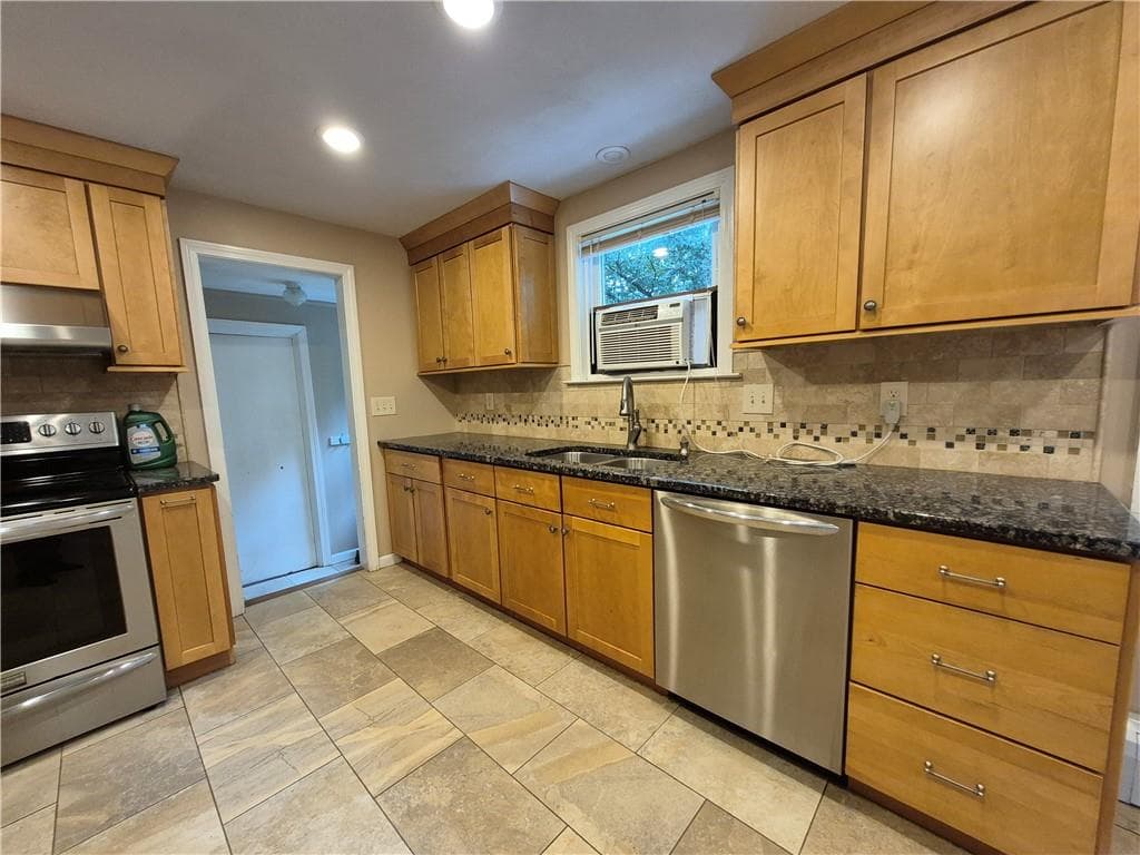 Single Family Residence at 86 Marshall Circle, Coventry, photo 10 of 23