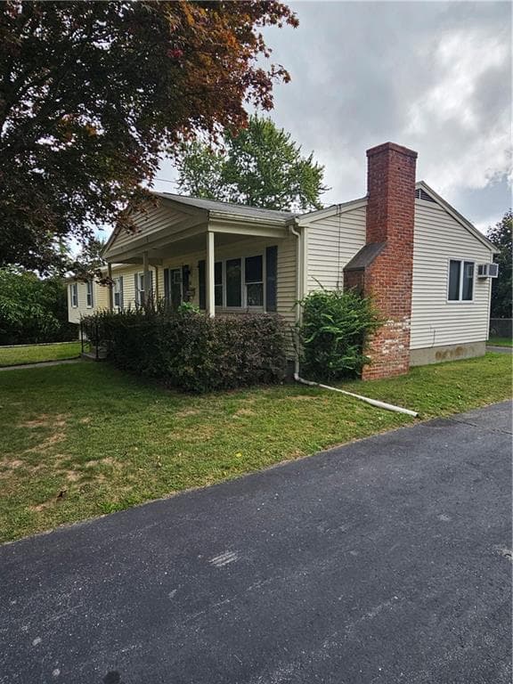 Single Family Residence at 16 Brooks Farm Drive, Bristol, photo 4 of 18