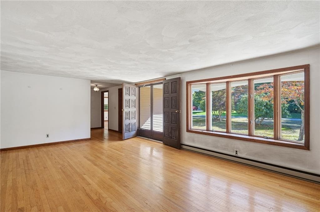 Single Family Residence at 19 Crestwood Drive, Richmond, photo 5 of 42