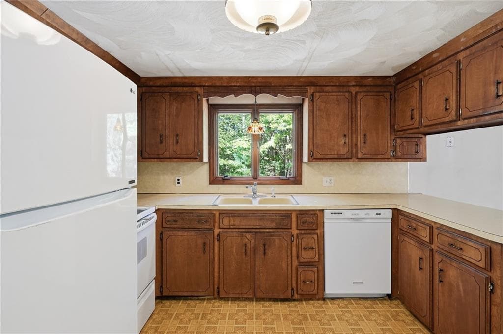 Single Family Residence at 19 Crestwood Drive, Richmond, photo 11 of 42
