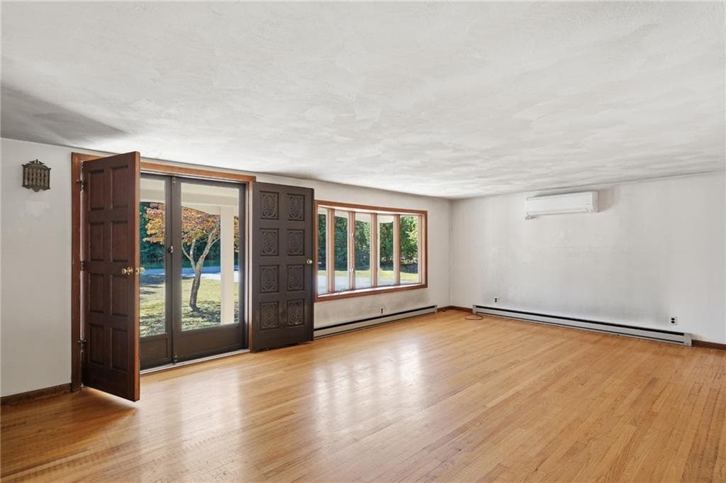 Single Family Residence at 19 Crestwood Drive, Richmond, photo 4 of 42