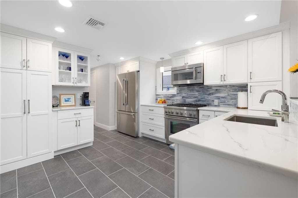 Condominium at 28 Sea Breeze Lane UNIT 28, Bristol, photo 12 of 50