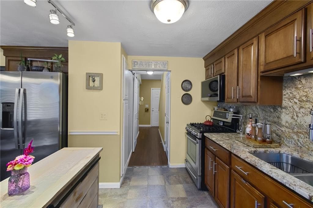 Condominium at 2304 Pinewood Drive, Smithfield, photo 3 of 26