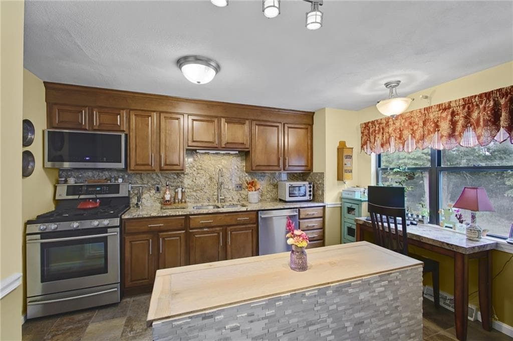 Condominium at 2304 Pinewood Drive, Smithfield, photo 5 of 26