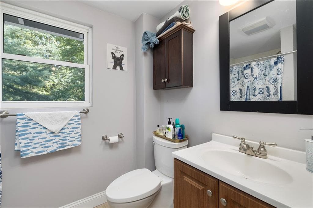 Single Family Residence at 86 Oakside Street, Warwick, photo 17 of 31