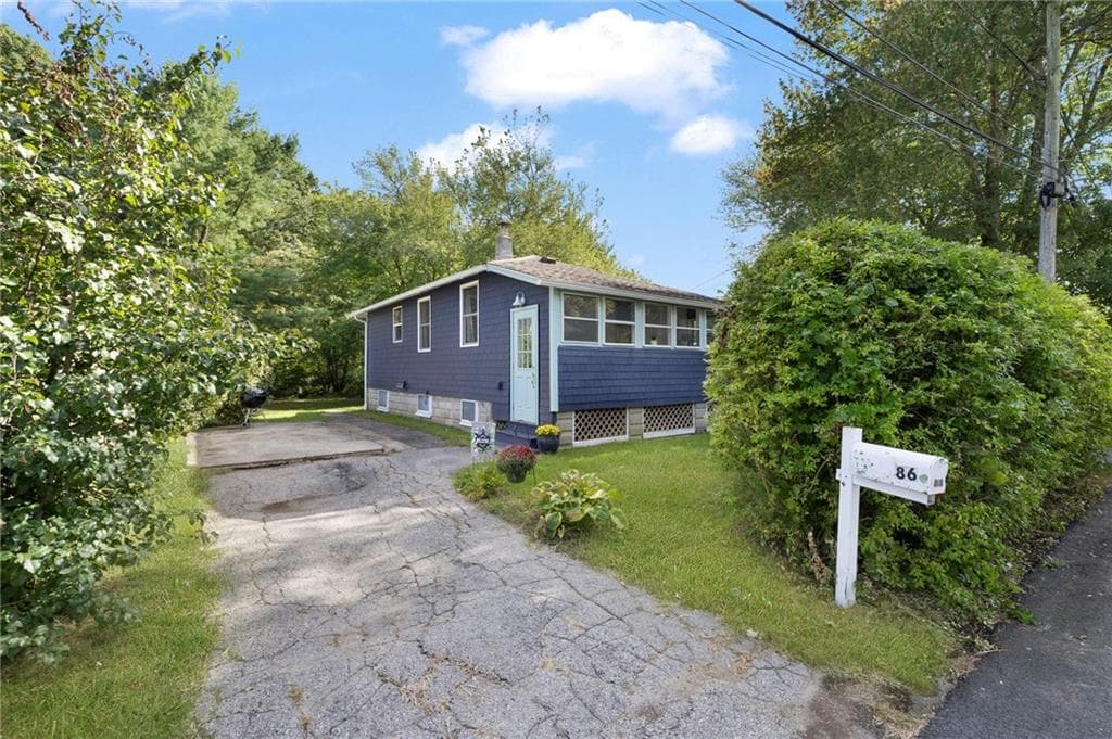 Single Family Residence at 86 Oakside Street, Warwick, photo 3 of 31