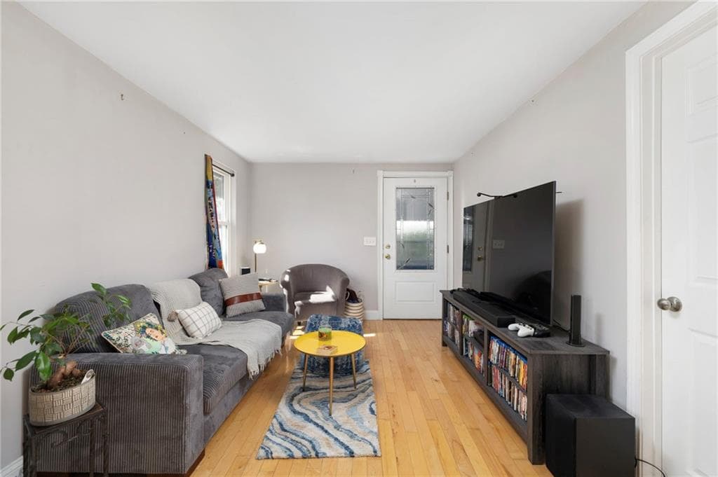 Single Family Residence at 86 Oakside Street, Warwick, photo 20 of 31