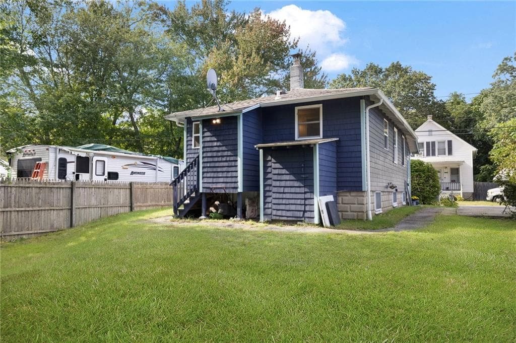 Single Family Residence at 86 Oakside Street, Warwick, photo 24 of 31
