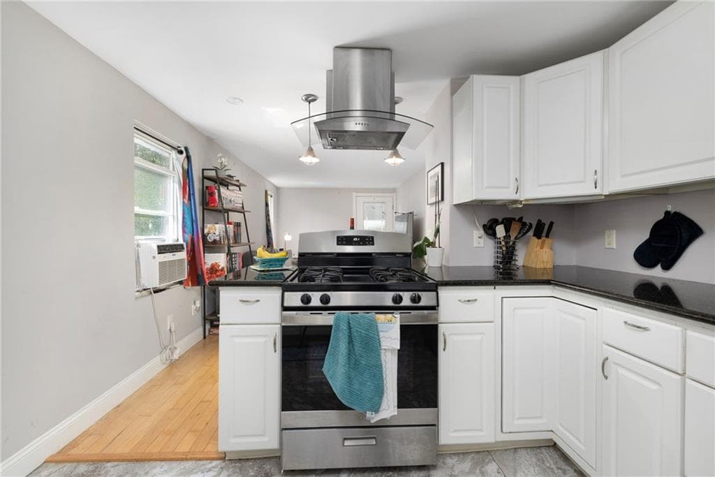 Single Family Residence at 86 Oakside Street, Warwick, photo 10 of 31