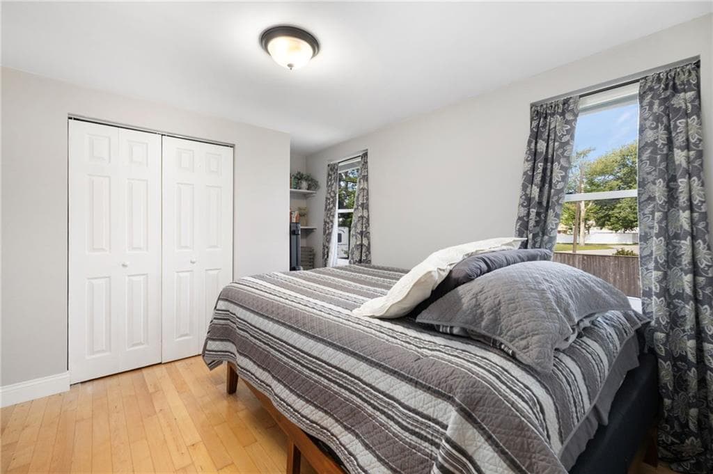 Single Family Residence at 86 Oakside Street, Warwick, photo 14 of 31