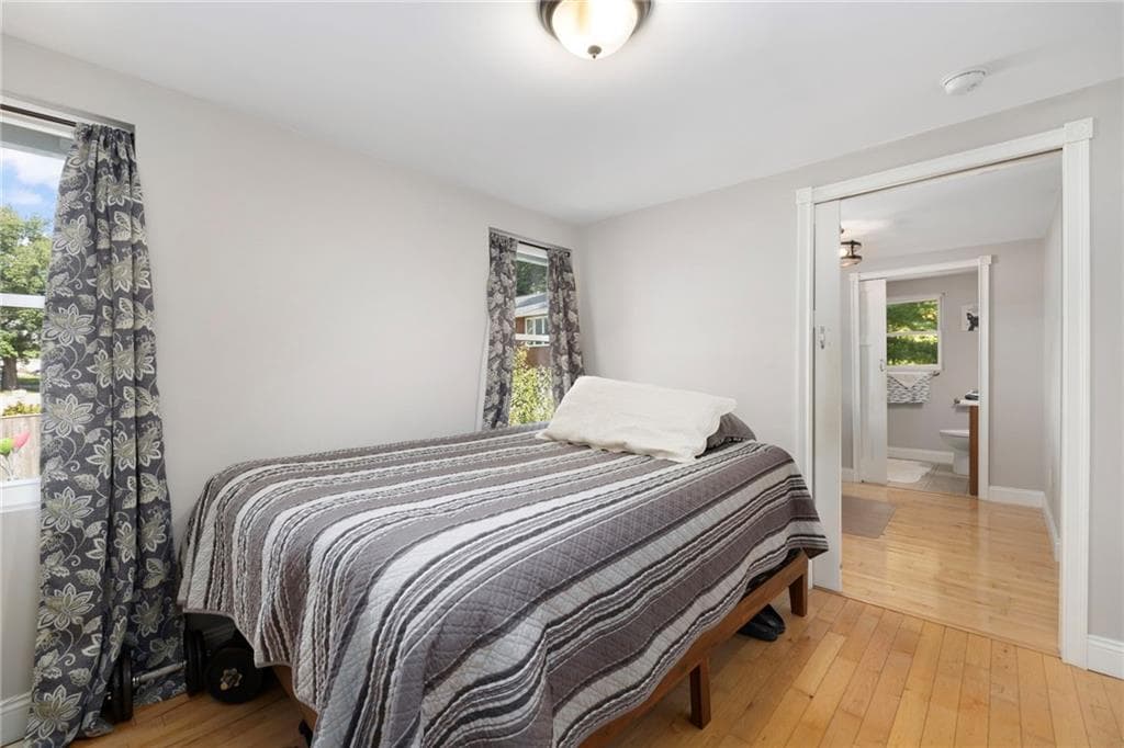 Single Family Residence at 86 Oakside Street, Warwick, photo 15 of 31