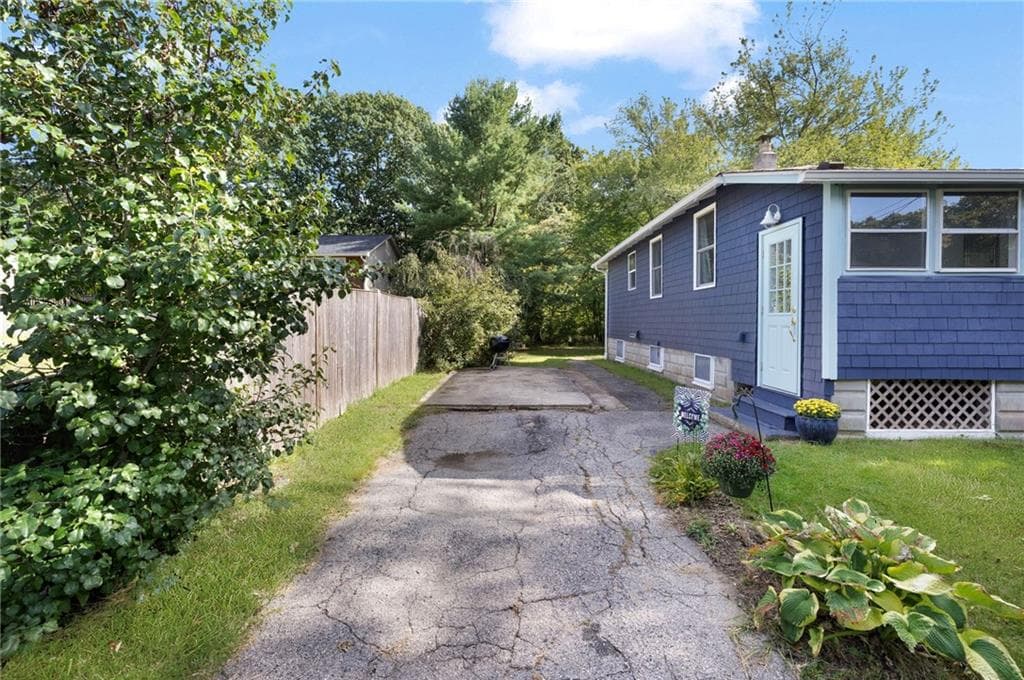 Single Family Residence at 86 Oakside Street, Warwick, photo 29 of 31
