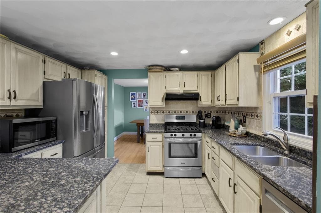 Single Family Residence at 39 Whispering Pines, Cumberland, photo 14 of 48