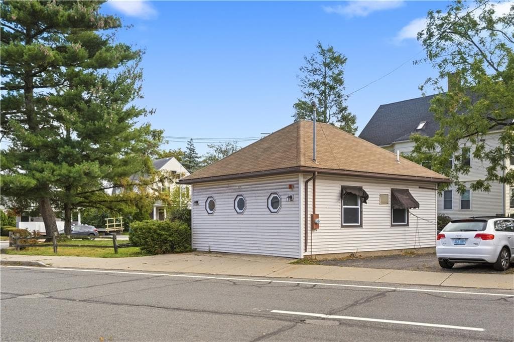 Single Family Residence at 215 Waterman Avenue, East Providence, photo 3 of 12
