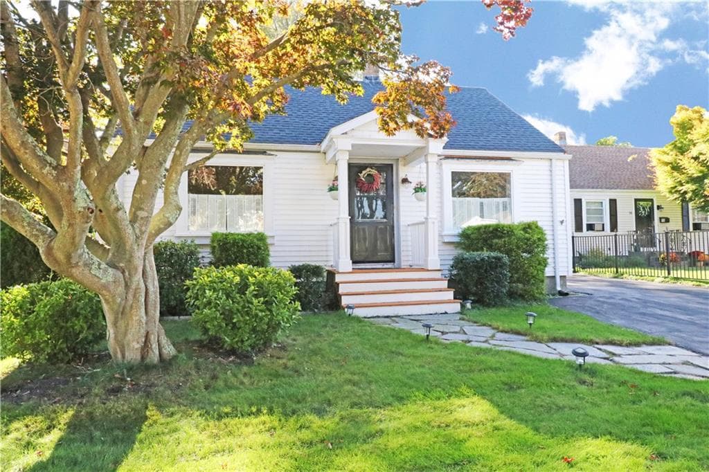 Single Family Residence at 12 Beacon Terrace, Middletown, photo 2 of 28