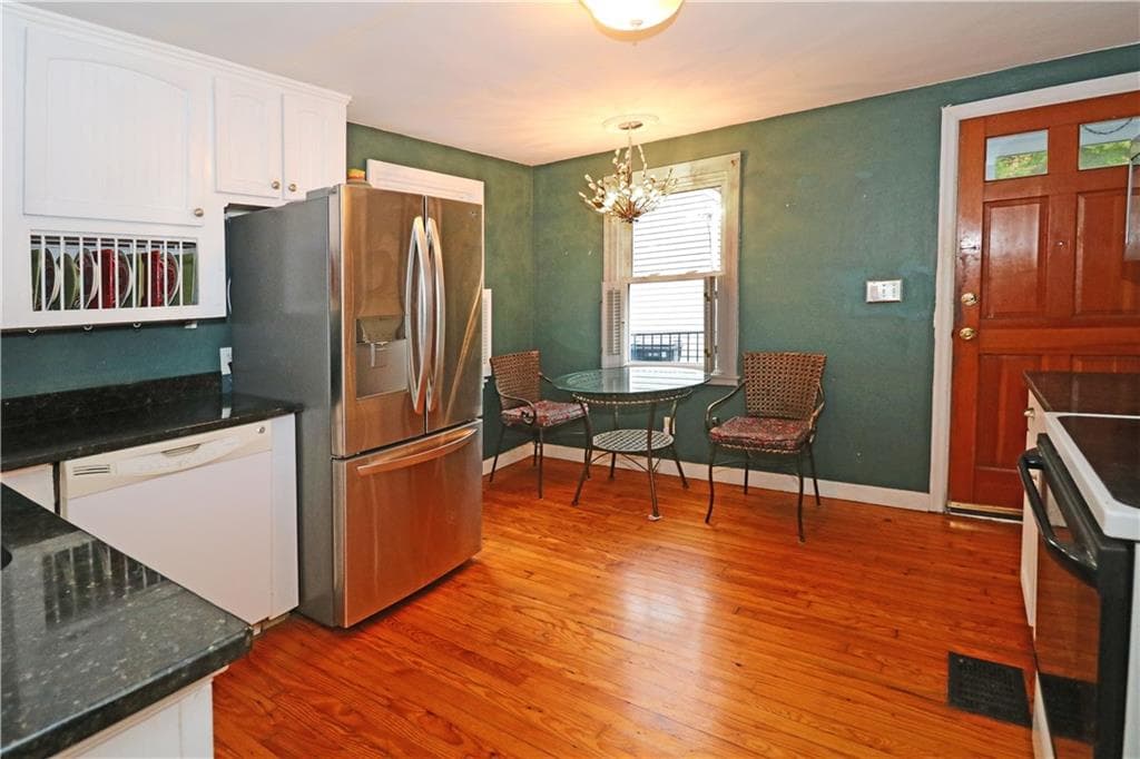 Single Family Residence at 12 Beacon Terrace, Middletown, photo 17 of 28