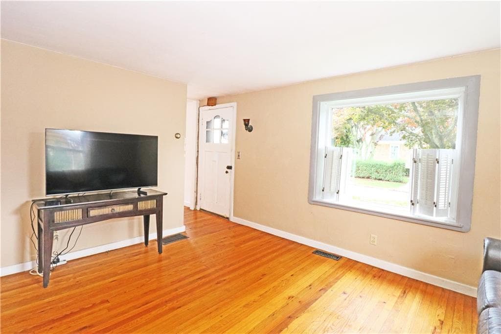 Single Family Residence at 12 Beacon Terrace, Middletown, photo 7 of 28