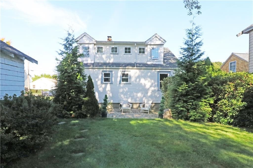 Single Family Residence at 12 Beacon Terrace, Middletown, photo 5 of 28