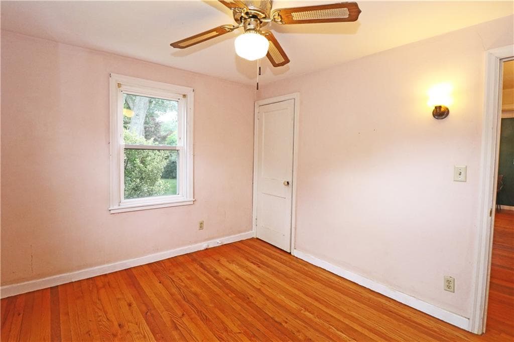 Single Family Residence at 12 Beacon Terrace, Middletown, photo 20 of 28