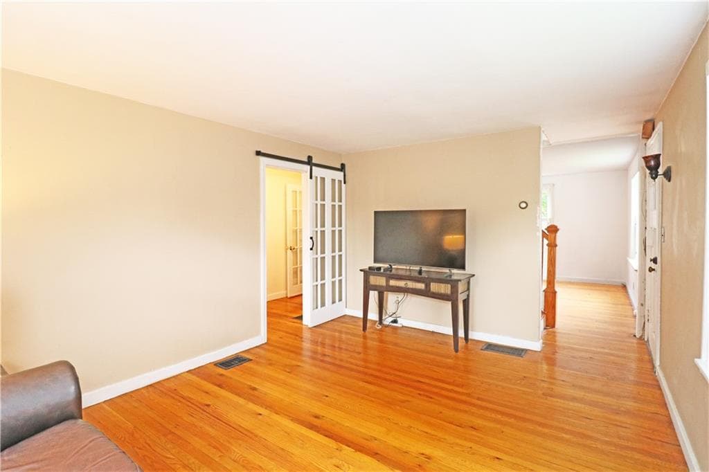 Single Family Residence at 12 Beacon Terrace, Middletown, photo 10 of 28