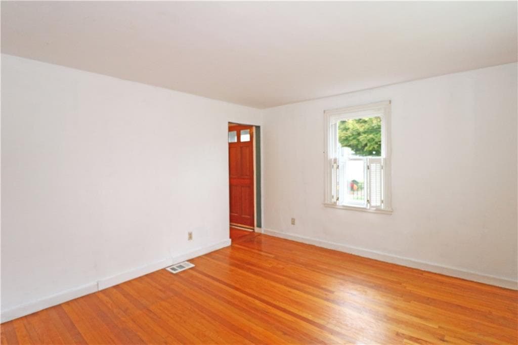Single Family Residence at 12 Beacon Terrace, Middletown, photo 14 of 28