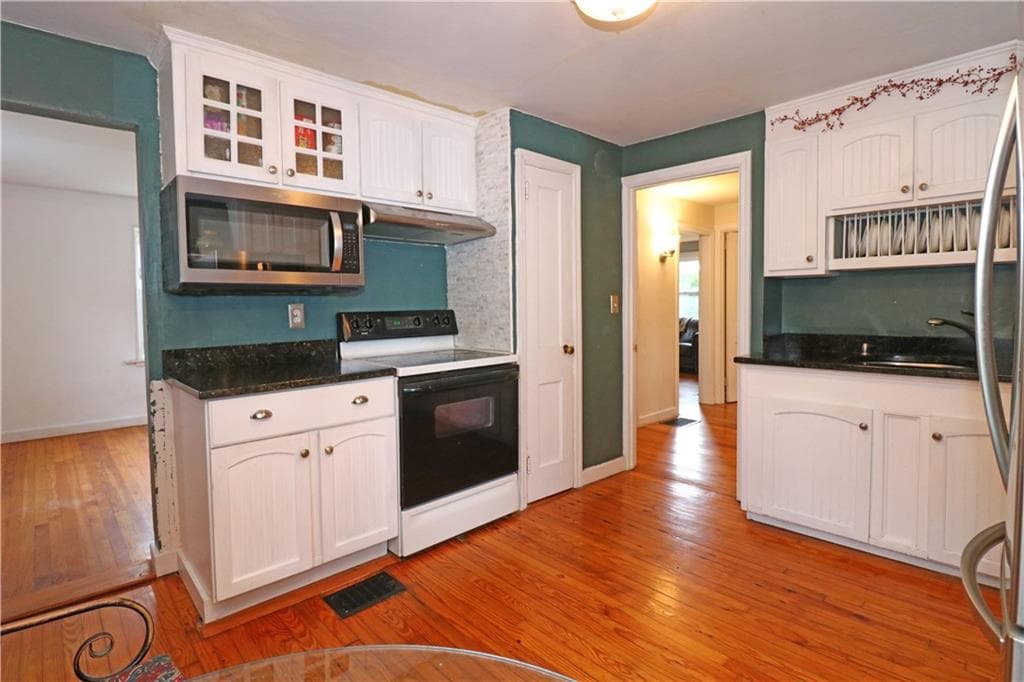 Single Family Residence at 12 Beacon Terrace, Middletown, photo 15 of 28