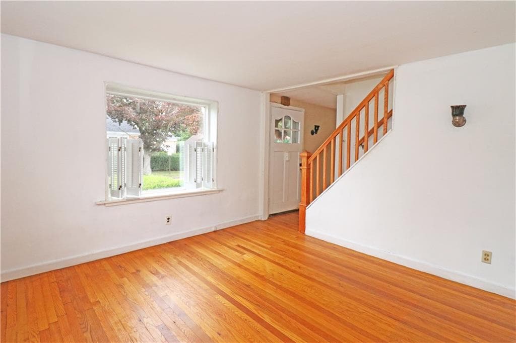Single Family Residence at 12 Beacon Terrace, Middletown, photo 11 of 28