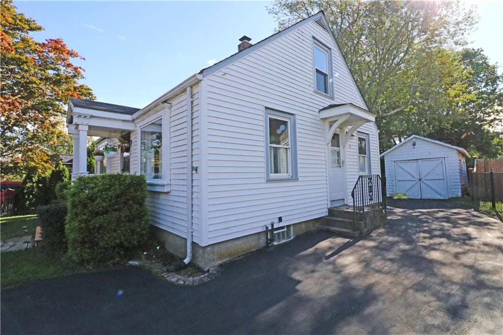 Single Family Residence at 12 Beacon Terrace, Middletown, photo 4 of 28