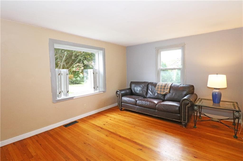 Single Family Residence at 12 Beacon Terrace, Middletown, photo 8 of 28