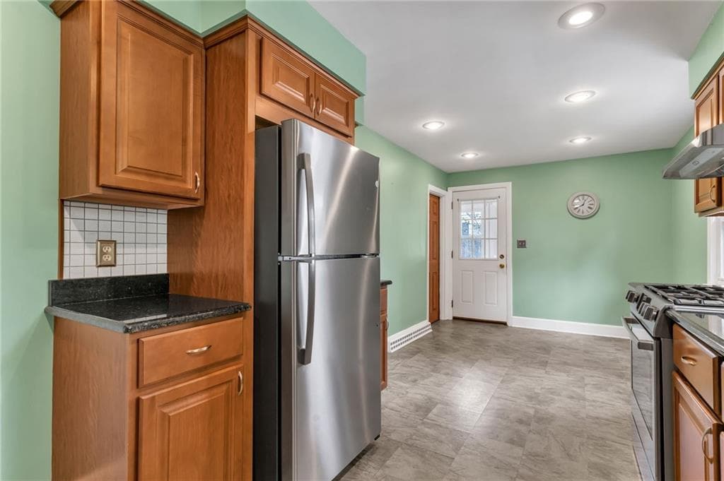 Single Family Residence at 3 Collins Terrace, Middletown, photo 15 of 49